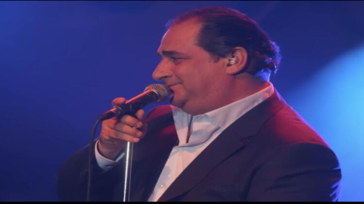 Βασίλης Καρράς: Τώρα χαμηλώστε τα φώτα – Η σκληρή, αλλά λαμπερή ζωή του μυθικού τραγουδιστή